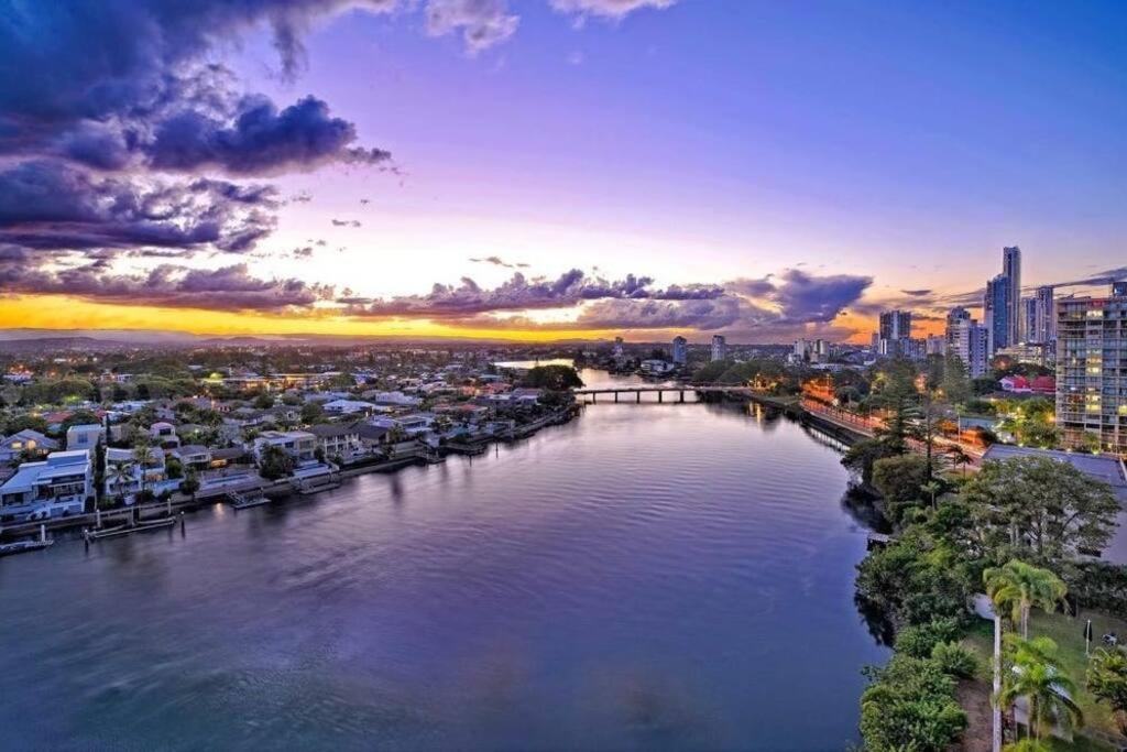 Absolute Riverfront 2br Apt, Views From Every * Gold Coast