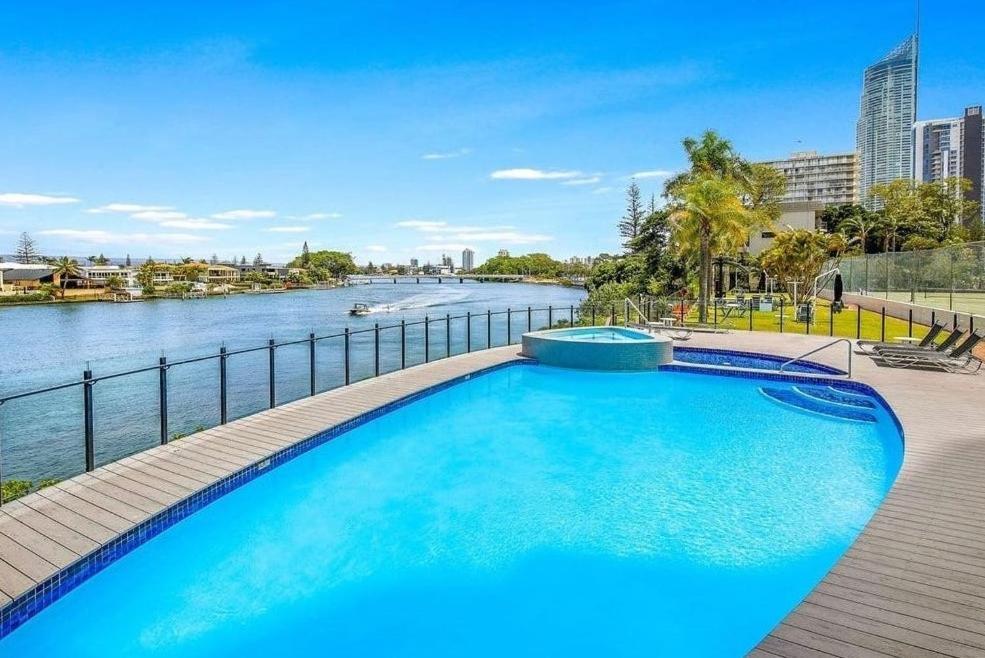 Apartment Absolute Riverfront 2br Apt, Views From Every *
